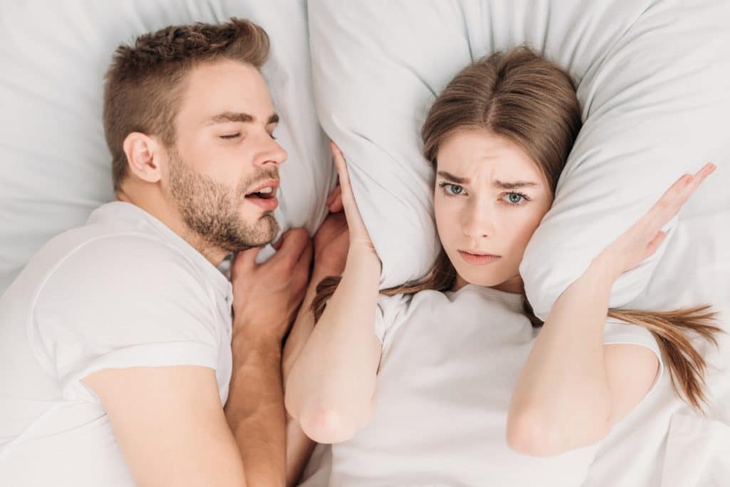 Cuál es la mejor postura para evitar roncar mientras dormimos?