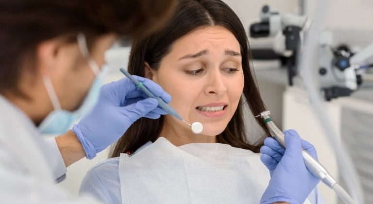 ¿Miedo-a-ir-al-dentista-Consejos-para-acertar-con-tu-dentista-de-confianza-min